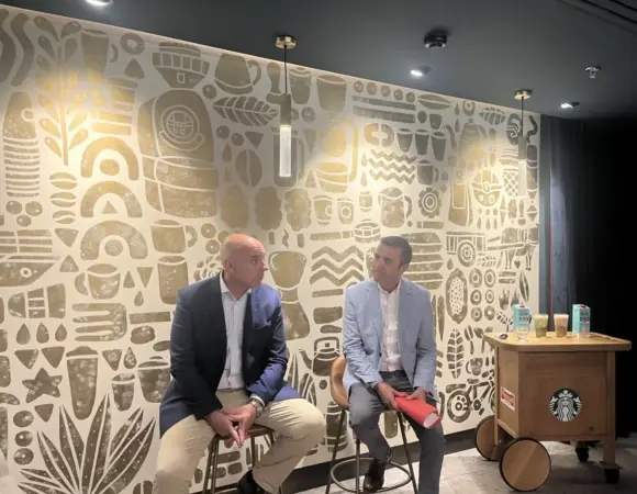 Starbucks añade proteína a sus cafés con Pascual: el cliente pagará 1 euro más por un Protein Latte o Protein Matcha 1 Merca2 Antonio Romero, director general de Starbucks España y Portugal y Juan Luis González, director general de lácteos de Pascual.