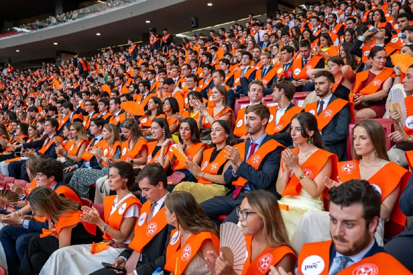 Imagen de los graduados de la segunda promoción de PwC Work Academy en el Estadio Riyadh Air Metropolitano de Madrid.