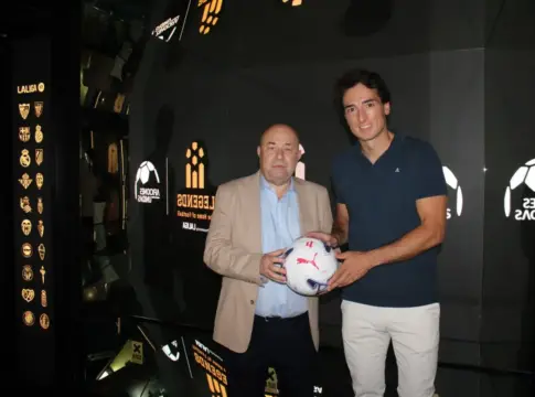 Legends y Aficiones Unidas José Hidalgo, presidente de Aficiones Unidas, y Alberto Díaz, CEO de Legends, en la firma del acuerdo