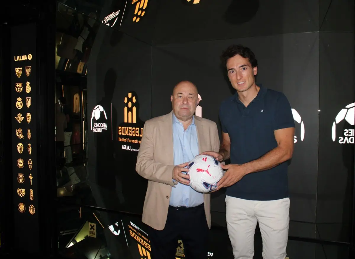 Legends y Aficiones Unidas José Hidalgo, presidente de Aficiones Unidas, y Alberto Díaz, CEO de Legends, en la firma del acuerdo
