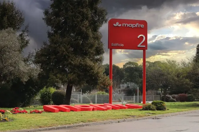 Mapfre es una inversión atractiva, pero no a estos precios, según Renta 4 2 Merca2 Cartel a la entrada de la sede de Mapfre.