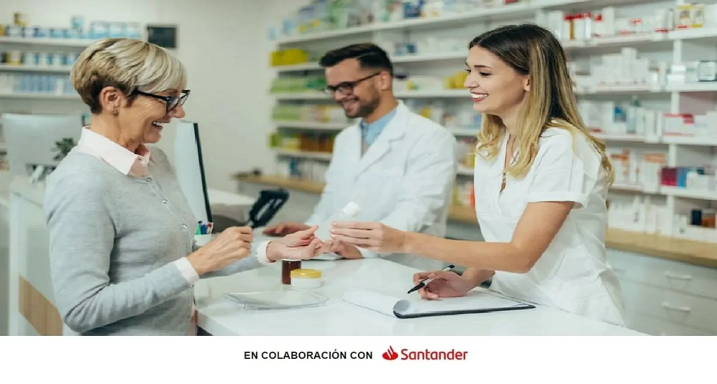 Mujer comprando en una farmacia.