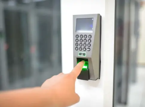 Persona poniendo la alarma en casa. Pexels Persona poniendo la alarma en casa