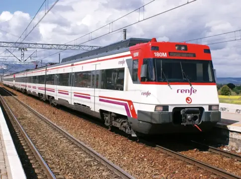Renfe y su Avlo 'low cost': la fórmula para viajar en AVE por menos de 15 euros Renfe y su Avlo 'low cost': la fórmula para viajar en AVE por menos de 15 euros