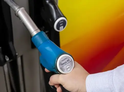 Repsol gasolina cien por cien renovable. Surtidor Repsol gasolina cien por cien renovable. Surtidor