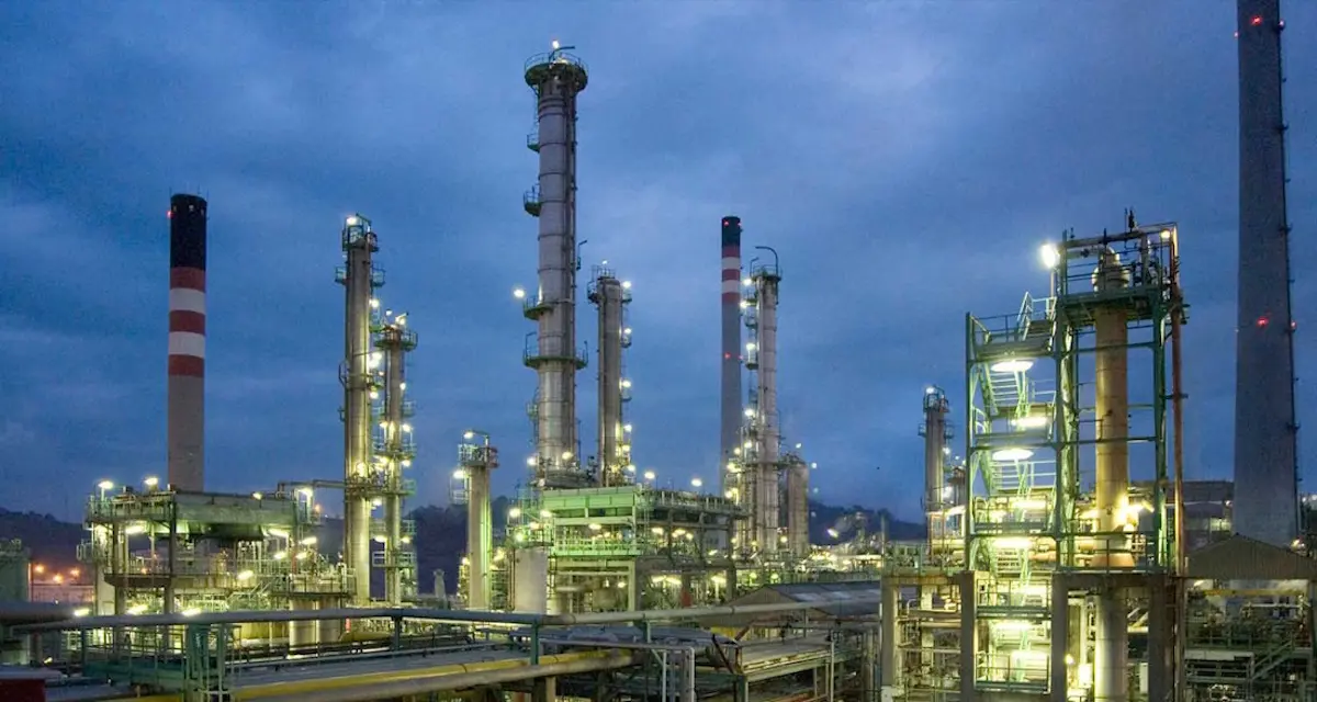 Ucrania lanza su mayor ataque con drones contra Moscú: 300 derribados y una refinería en llamas 1 Merca2 refinería Kapotnya