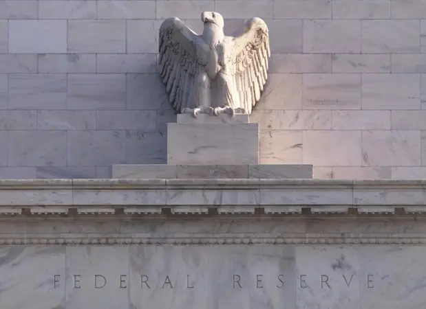 Tras Jackson Hole, los analistas ven un riesgo creciente de que la Fed suba los tipos en septiembre 2 Merca2 Imagen: Reserva Federal. The eagle statue on the Marriner S. Eccles building.