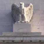 La Fed se prepara para subir tipos y lanza una amenaza a Bolsa, bonos y dólar 1 Merca2 Reserva Federal The eagle statue on the Marriner S. Eccles building.