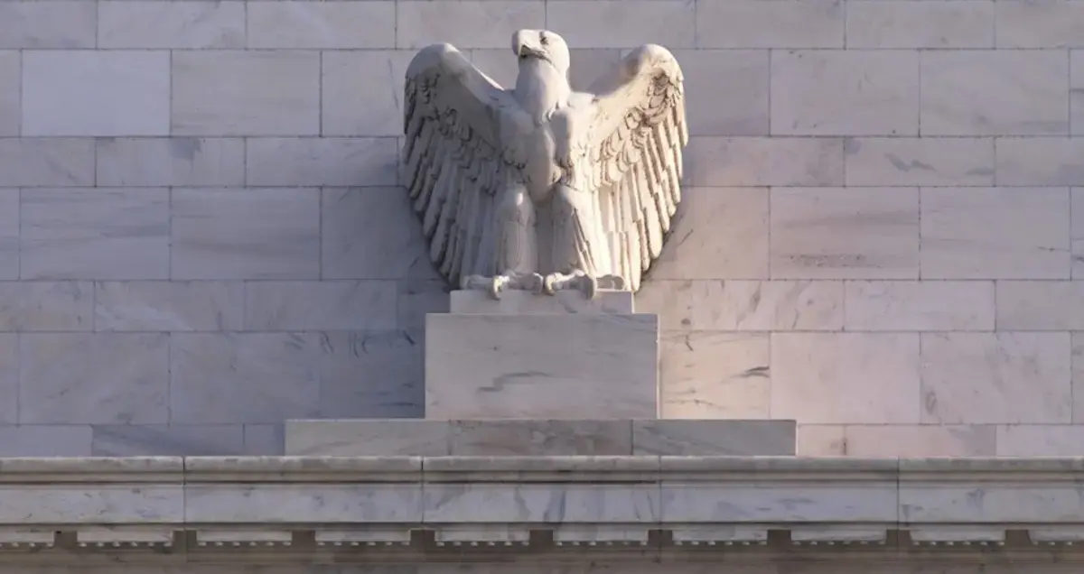 La Fed se prepara para subir tipos y lanza una amenaza a Bolsa, bonos y dólar