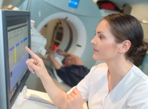 Una sanitaria realiza una resonancia magnética a un paciente Foto de 123RF auremar Una sanitaria realiza una resonancia magnética a un paciente | Foto de 123RF/auremar