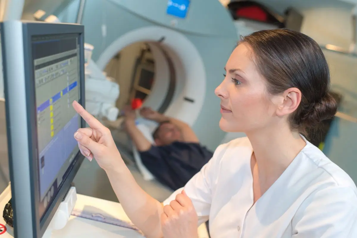 Una sanitaria realiza una resonancia magnética a un paciente Foto de 123RF auremar Una sanitaria realiza una resonancia magnética a un paciente | Foto de 123RF/auremar