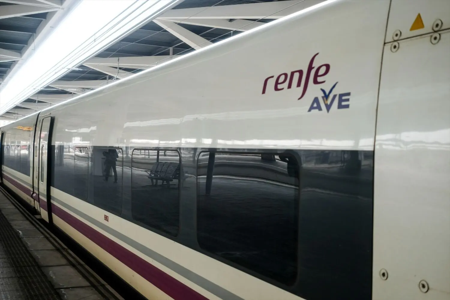 Vagón de un tren AVE de Renfe en las vías de la estación de Atocha. Fuente: Agencias Vagón de un tren AVE de Renfe en las vías de la estación de Atocha. Fuente: Agencias