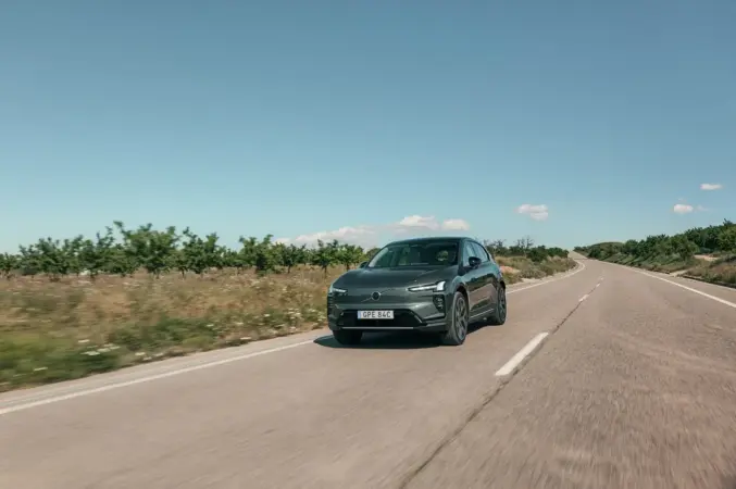 Volvo EX60: el SUV eléctrico que promete cambiarlo todo (y hasta 810 km de un tirón) 2 Merca2 VolvoEX60 en carretera