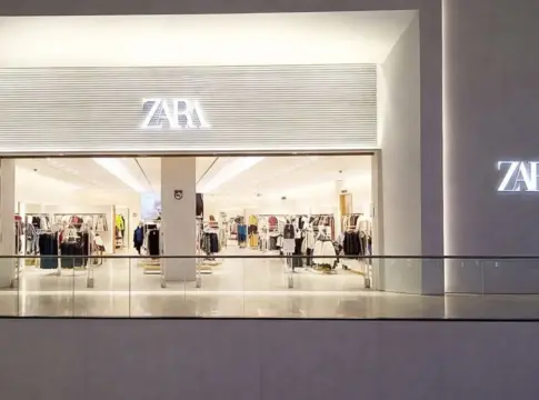 Zara lanza la chaqueta entallada que parece de Versace (1.990 euros) por menos de 30 euros Zara lanza la chaqueta entallada que parece de Versace (1.990 euros) por menos de 30 euros