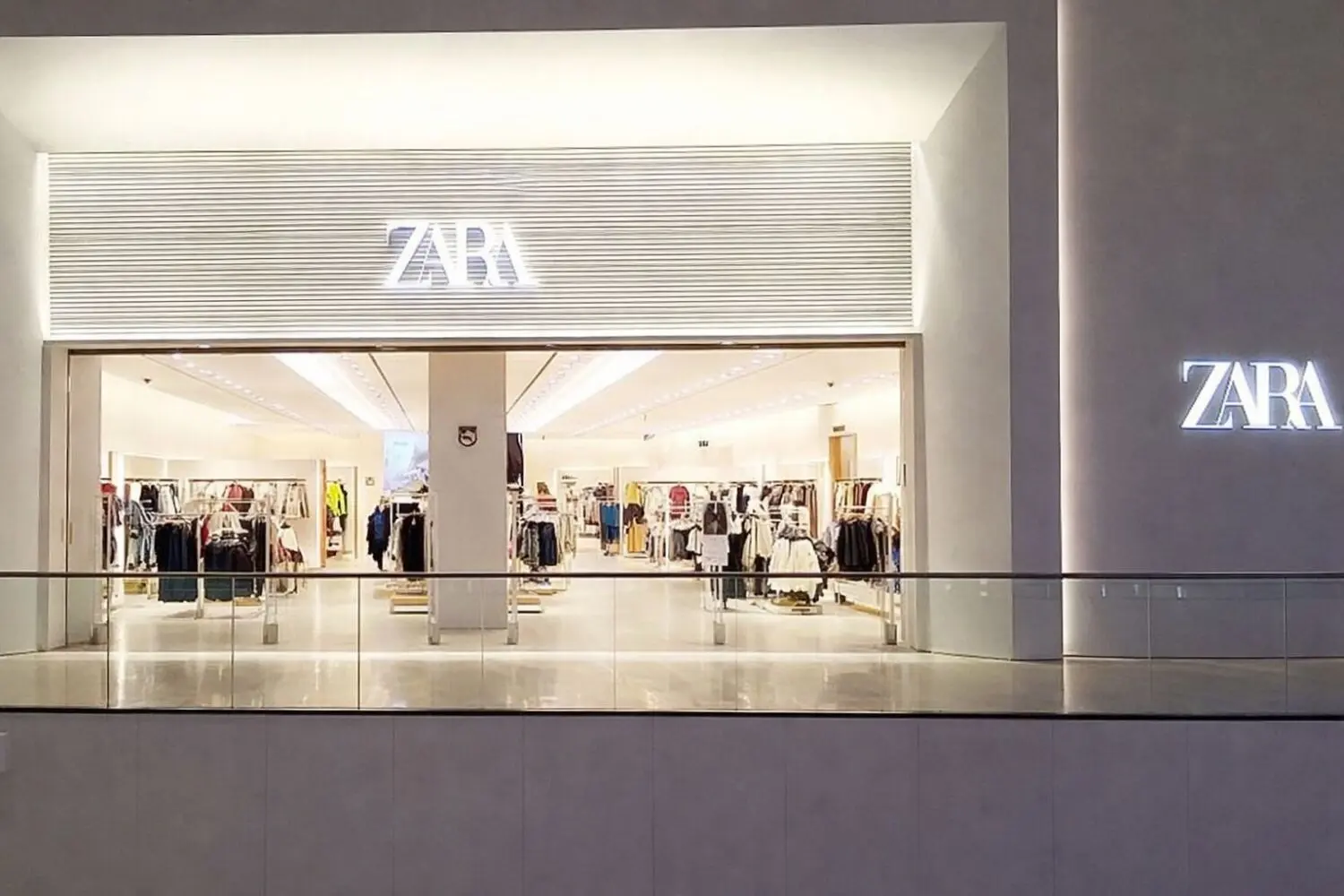 Zara lanza la chaqueta entallada que parece de Versace (1.990 euros) por menos de 30 euros