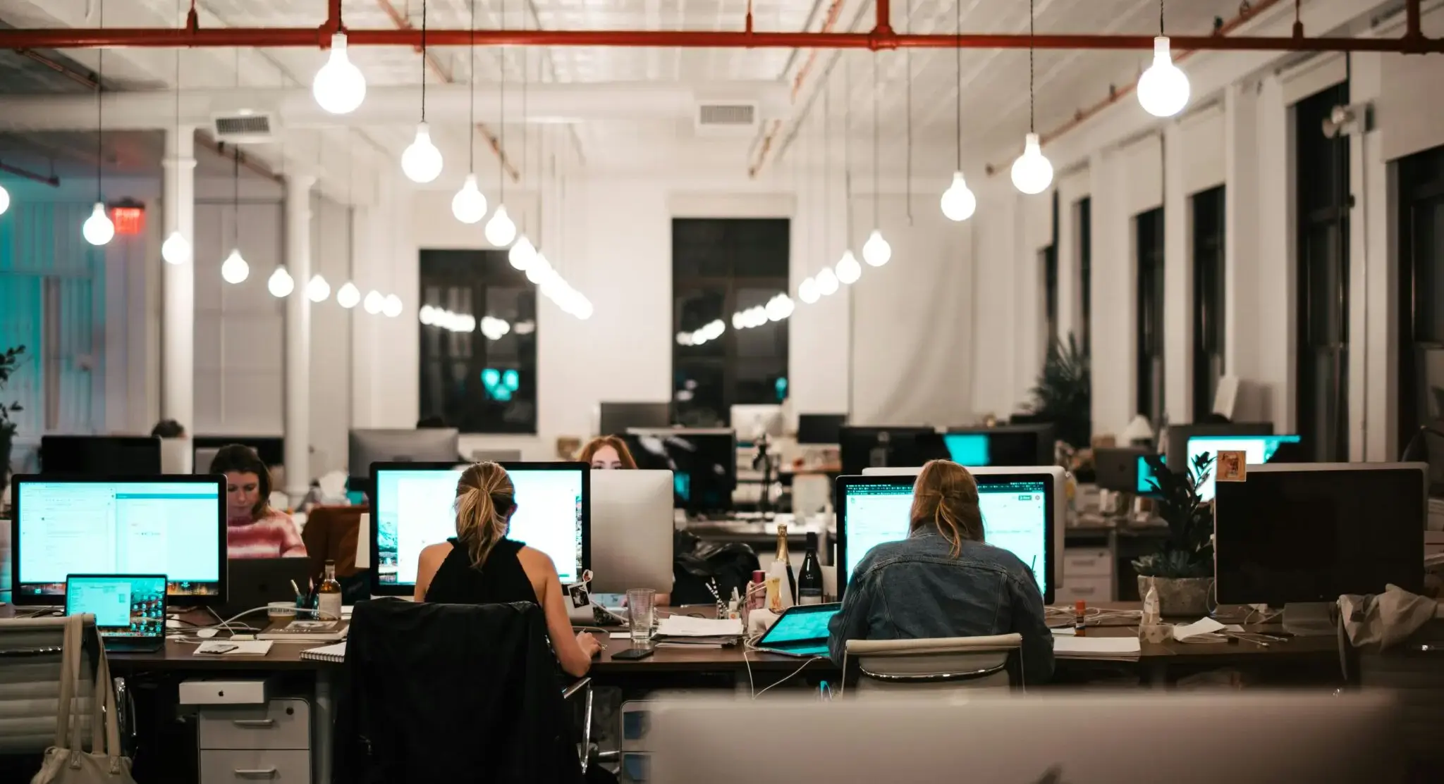Anthropic alerta: el impacto de la IA en el empleo golpea más a programadores y periodistas
