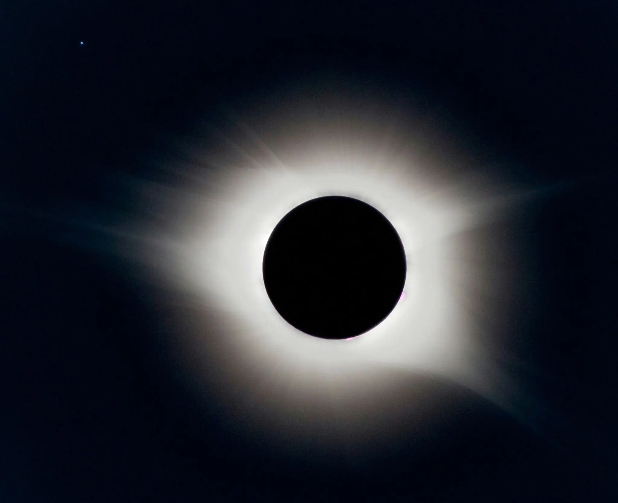La NASA publica la imagen de su avión persiguiendo la sombra de la Luna durante el eclipse solar total 1 Merca2 WB-57F NASA