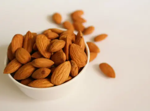 bajon-tarde-merienda-fruta-almendras-portada bajón de tarde