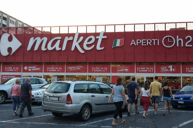 Mercadona, Carrefour o Lidl: qué supermercado ofrece la cesta más barata ante la subida récord de huevos y pescado 18 Merca2 carrefour abierto 675x450 1 Merca2