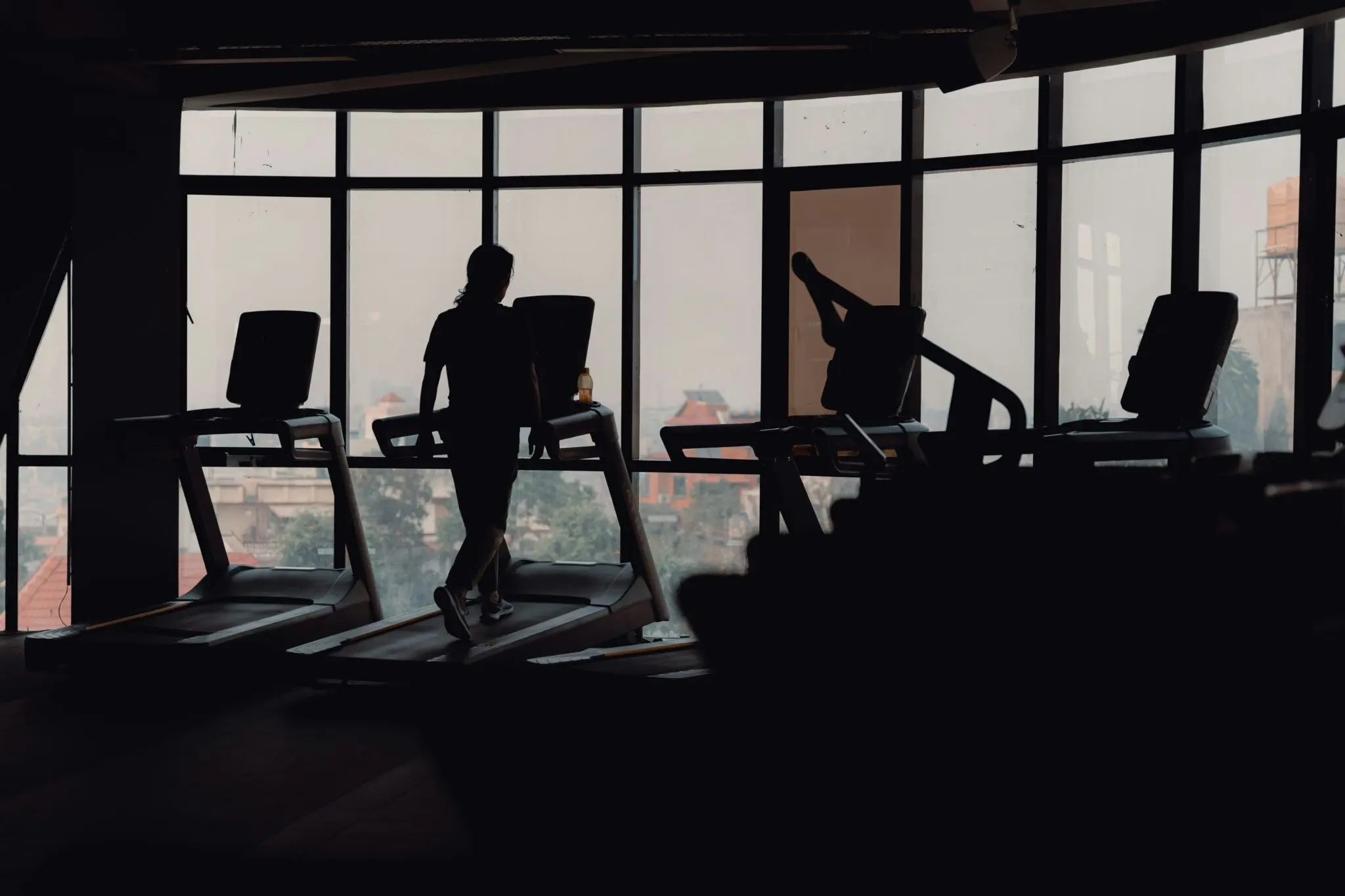Cinta inclinación o escalador: cuál gana en cardio, fuerza y gasto calórico según los expertos 1 Merca2 escalador cardio beneficios