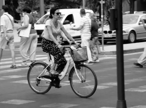 dgt-ciclistas-centro-carril-urbano-portada ciclistas centro carril