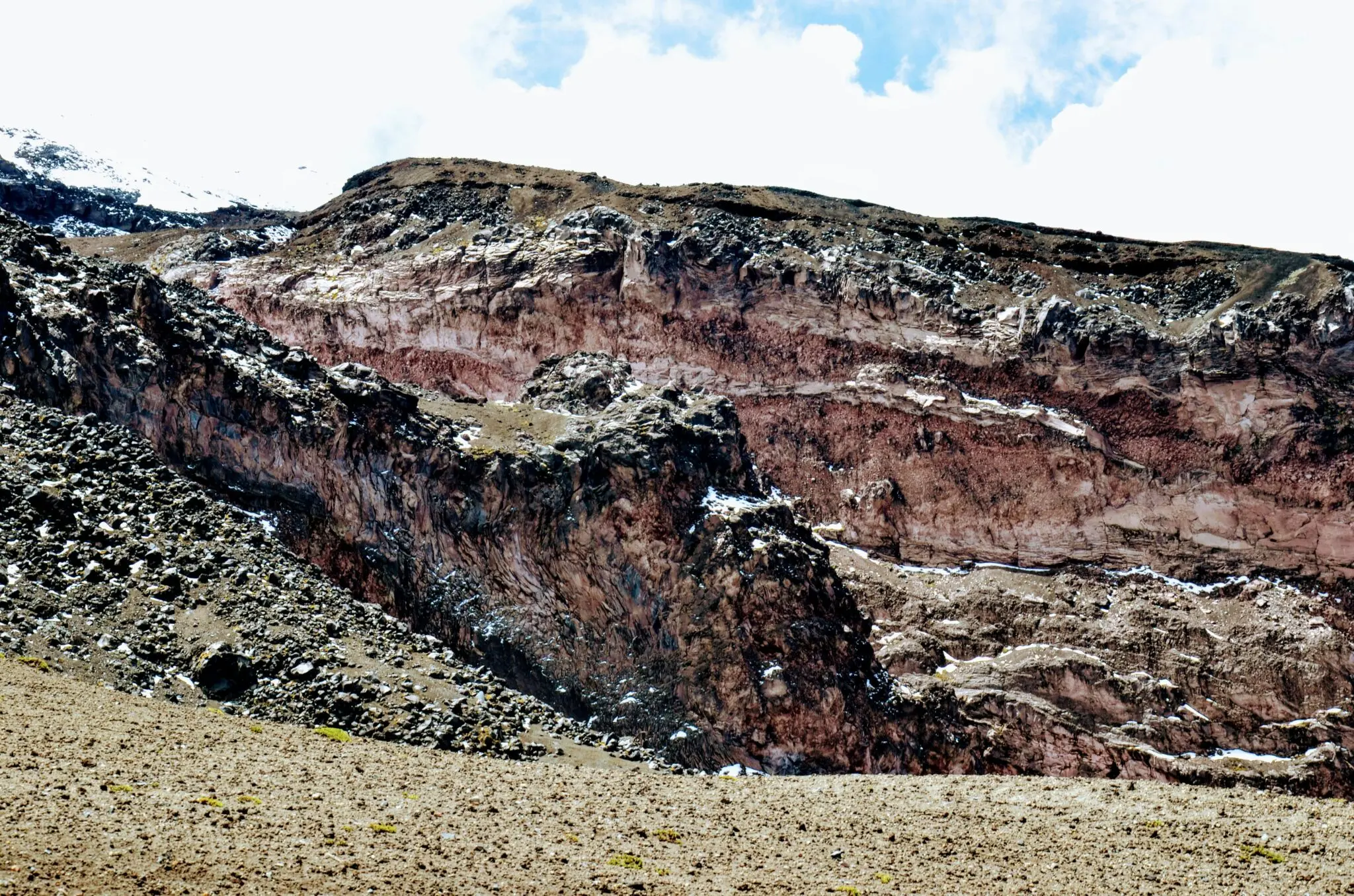 Hallan seis estructuras del manto terrestre a 2.900 km vinculadas a miles de volcanes submarinos 1 Merca2 volcanes submarinos
