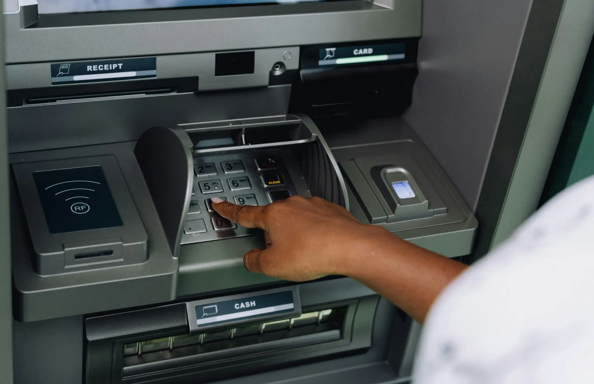 El límite del efectivo que vigila Hacienda: ingresos de más de 3.000 euros y retiradas altas en el cajero 1 Merca2 ingresos efectivo 3.000 euros