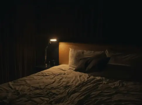 luz-dormitorio-oscuridad-sueno-profundo-portada luz en el dormitorio y sueño