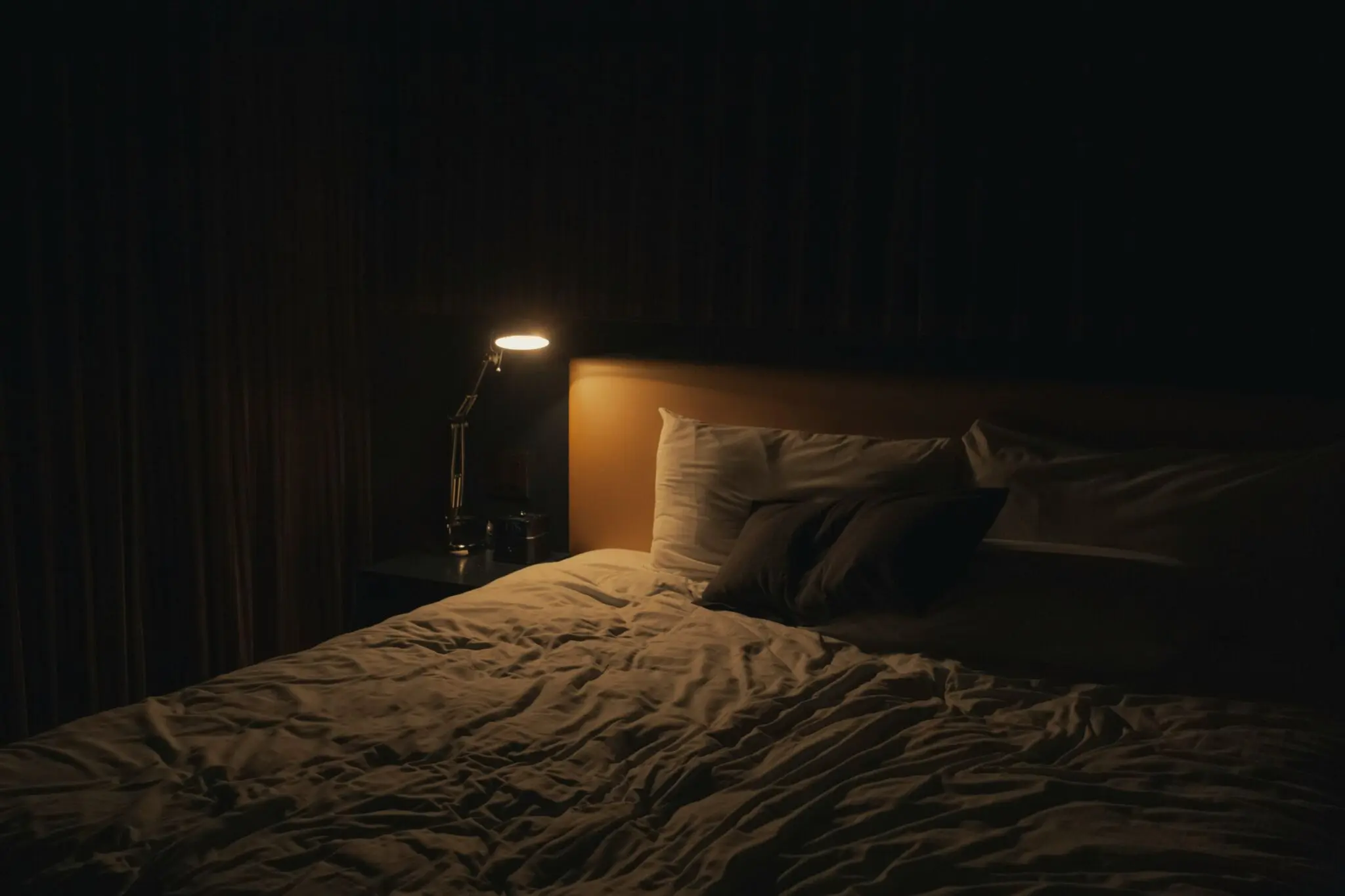 Luz en el dormitorio y sueño: por qué la oscuridad total mejora el descanso profundo 1 Merca2 oscuridad sueño profundo