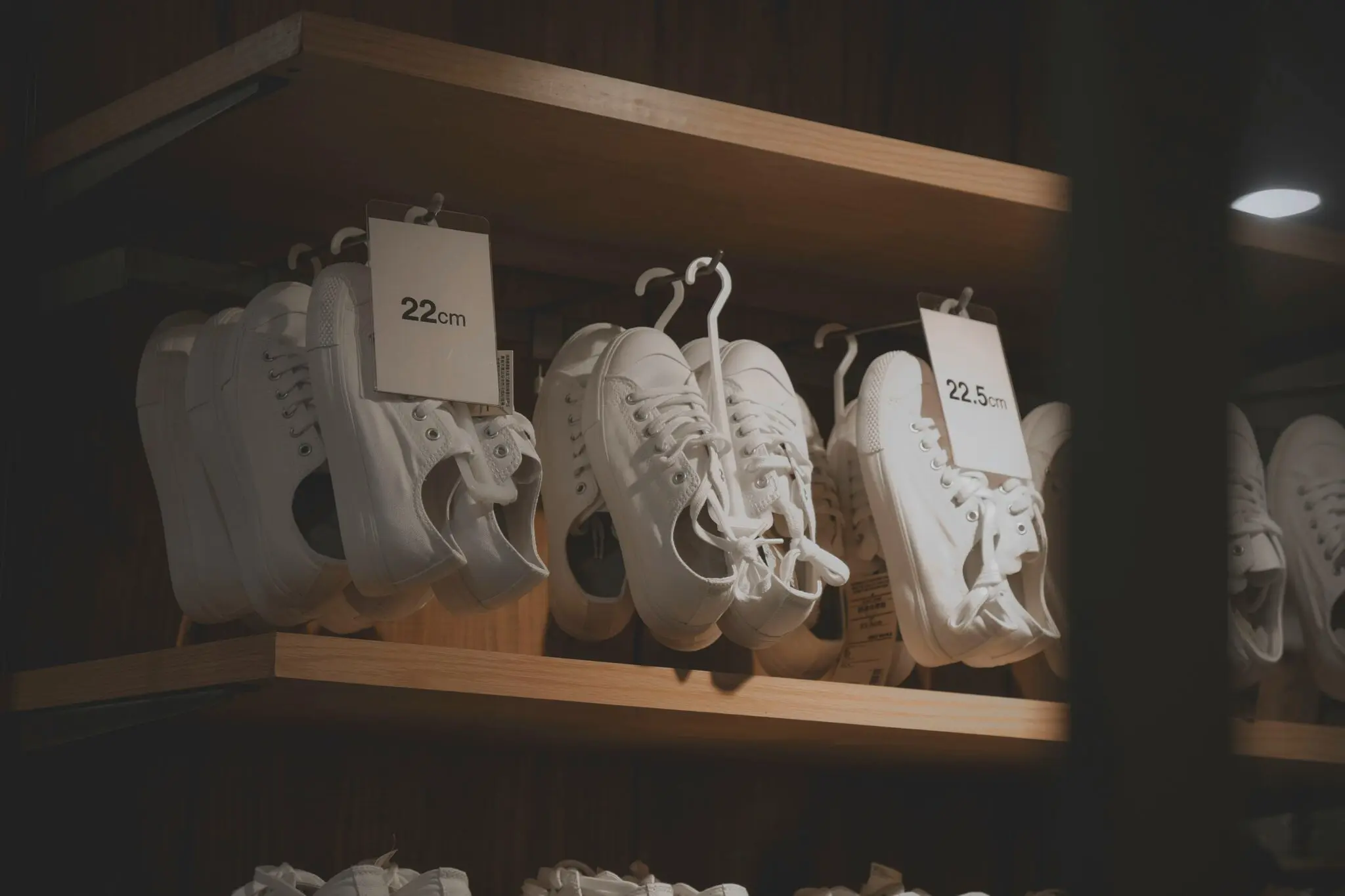 New Balance acusa a Decathlon de plagiar la 'N' de sus zapatillas: qué paga el comprador por una marca 1 Merca2 plagio zapatillas Decathlon