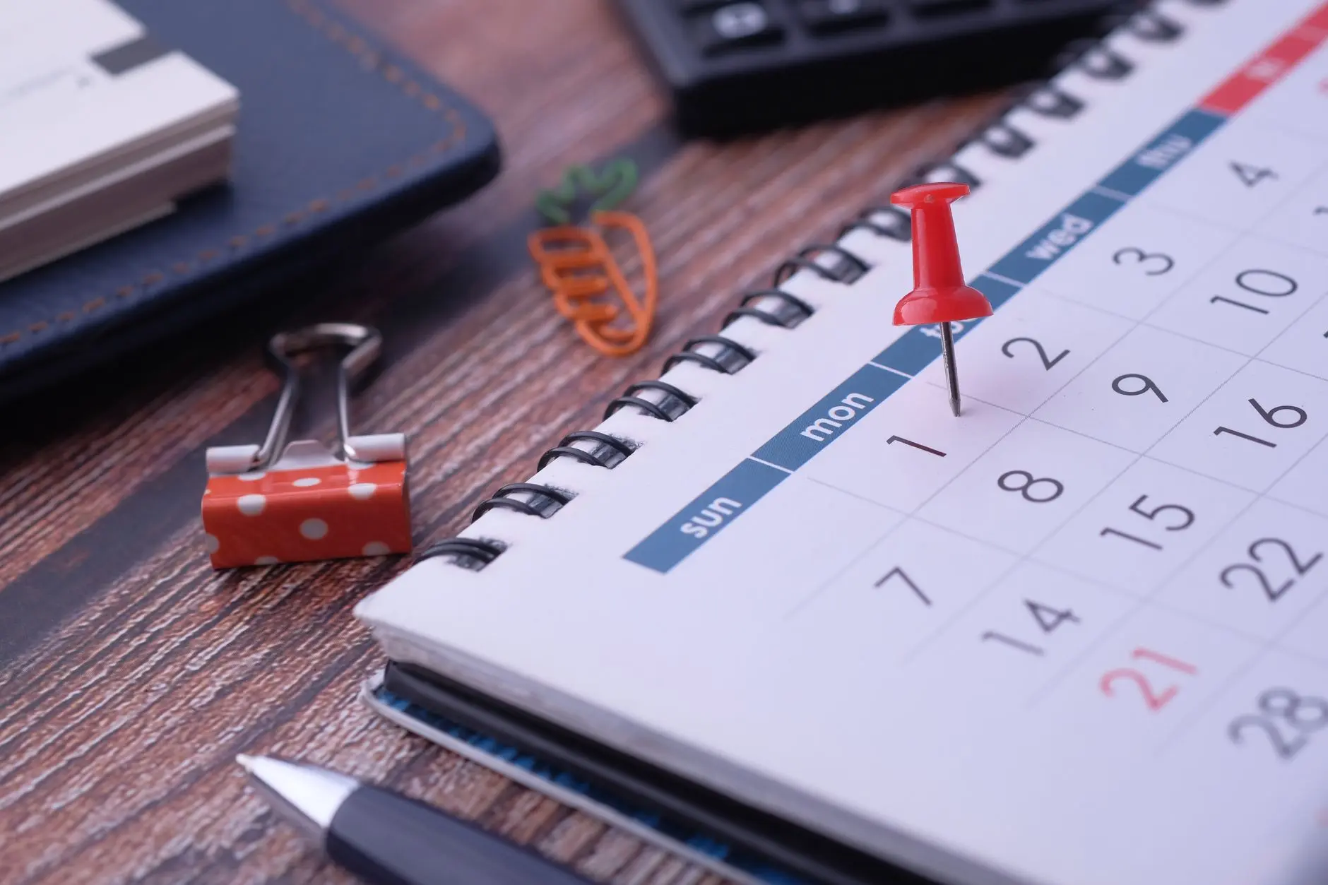 Elementos de escritorio como calendario y chinchetas para una planificación efectiva.