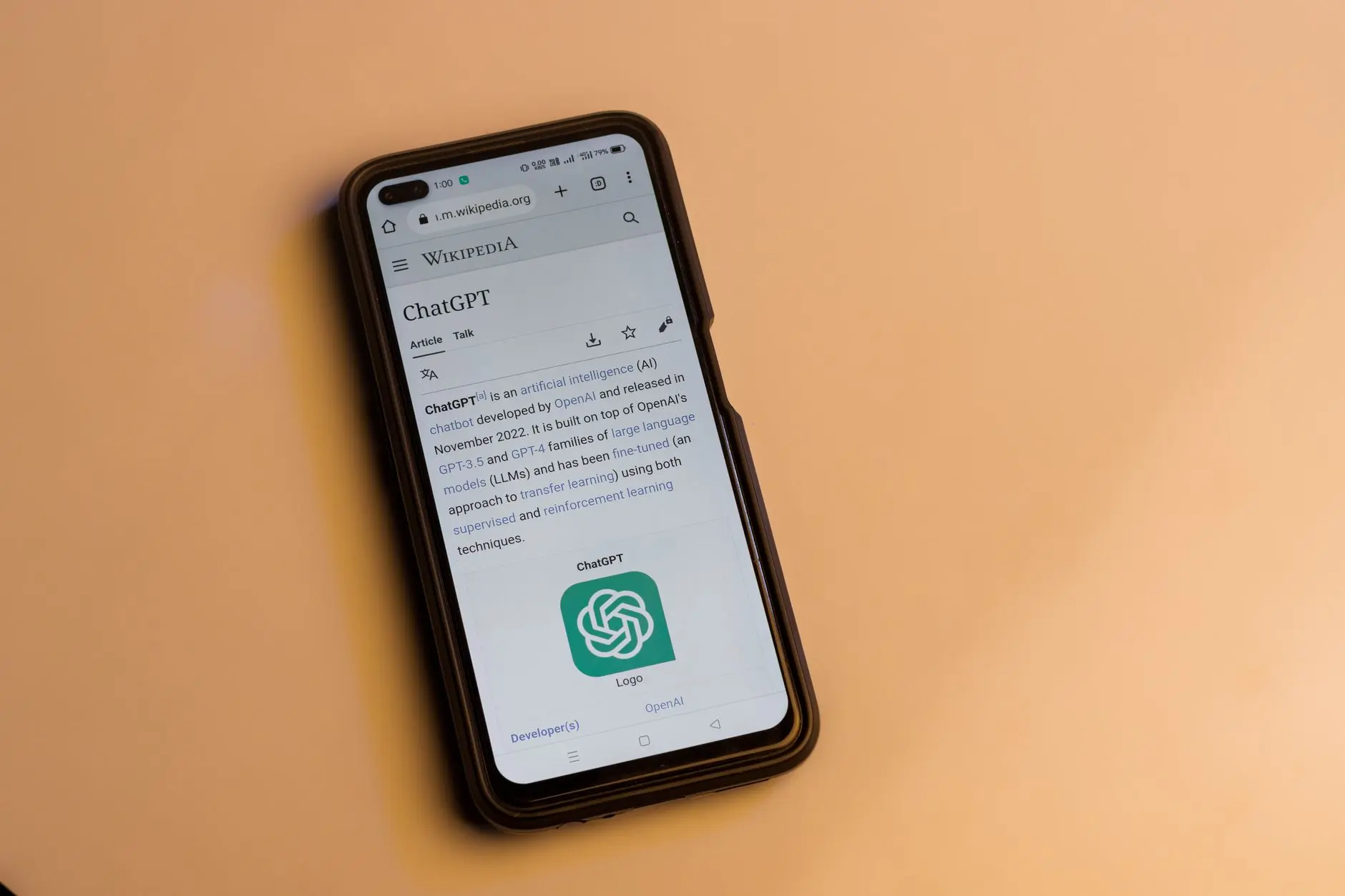 Un smartphone mostrando la página de Wikipedia de ChatGPT, ilustrando su interfaz tecnológica.