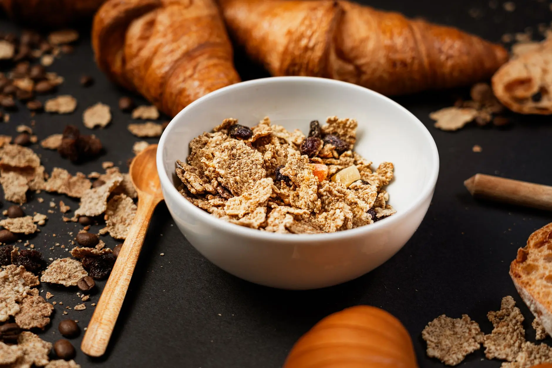 Consumo cambia las etiquetas de los supermercados: 5 productos que perderán la calificación de "saludables" en octubre 8 Merca2 Croissants frescos con un tazón de cereales con pasas y nueces para un sabroso desayuno.