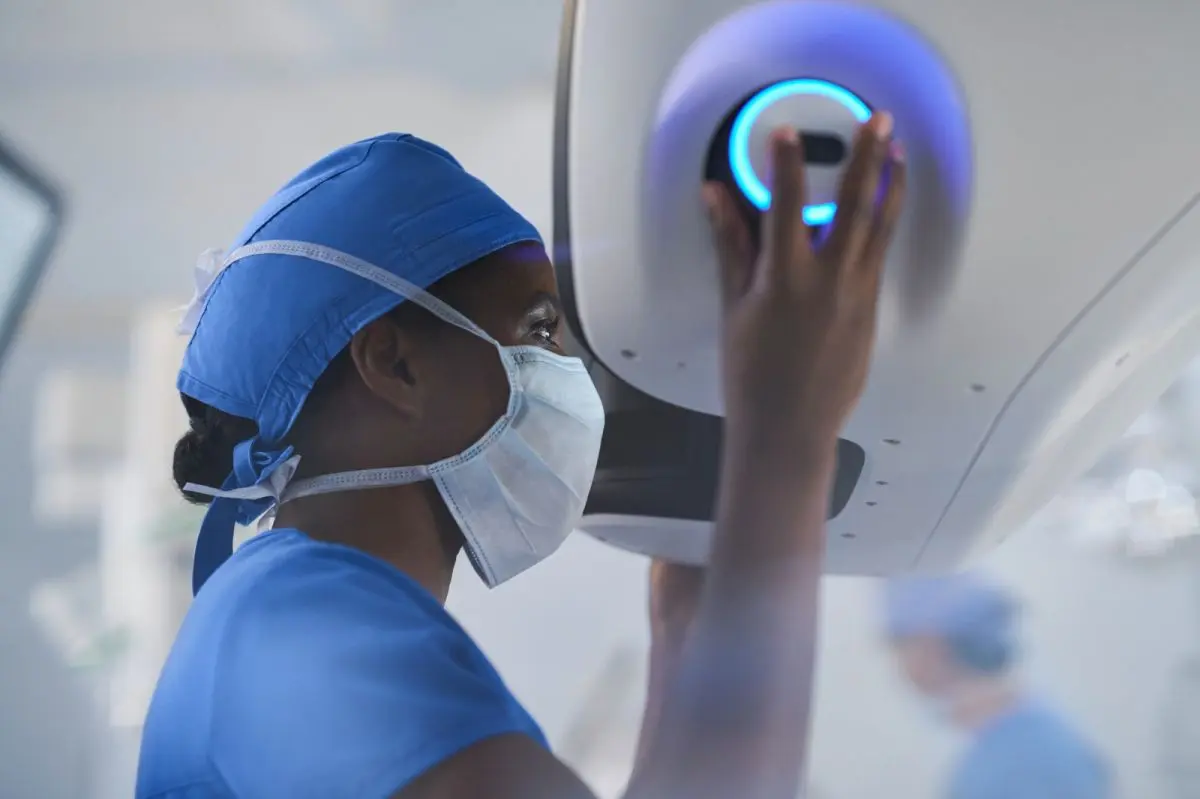 El sistema de cirugía asistida por robot da Vinci 5 recibe el marcado CE para procedimientos cardiacos