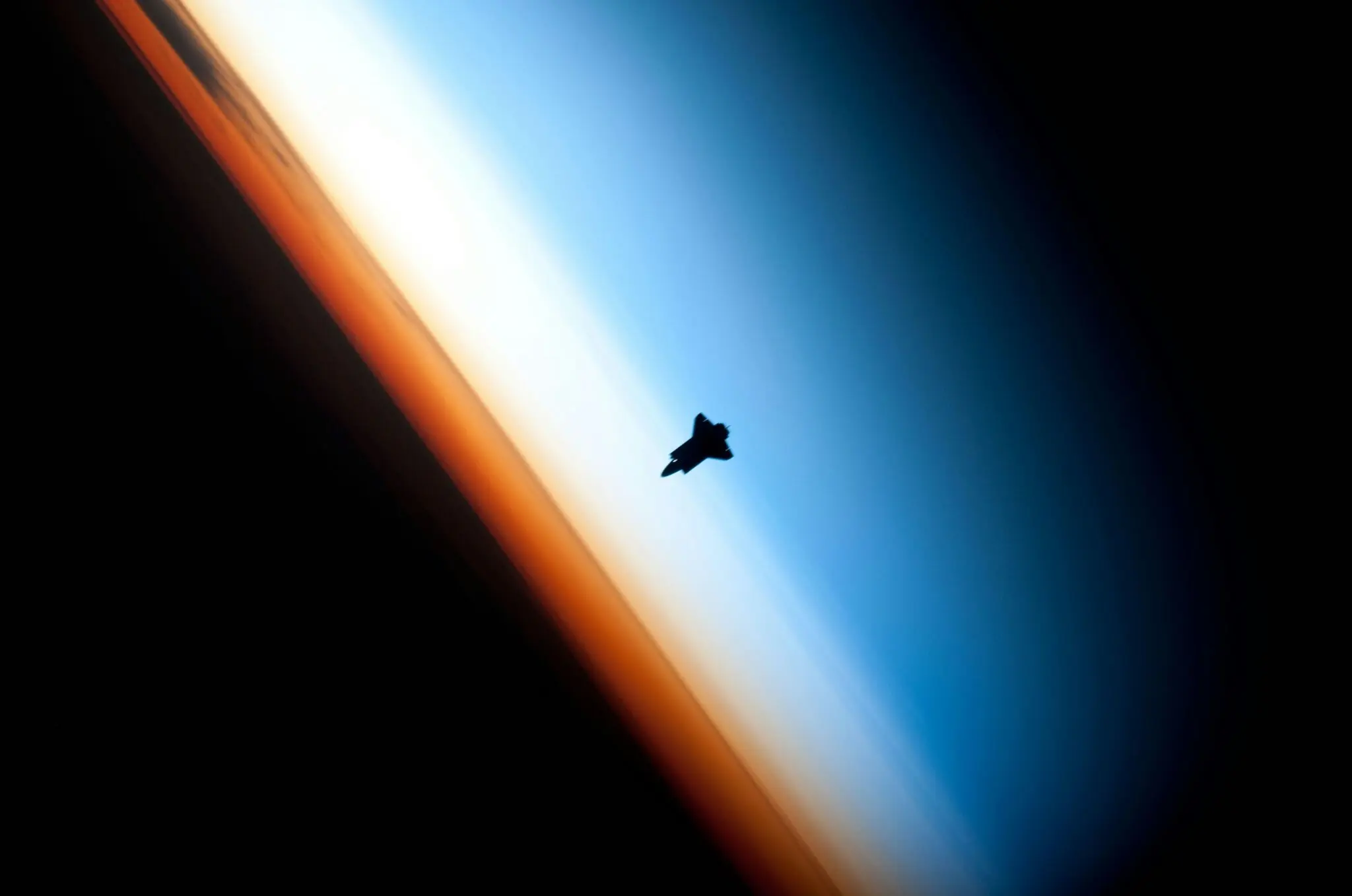 La sonda Juice roza la atmósfera terrestre y acelera hacia las lunas heladas de Júpiter 1 Merca2 sobrevuelo Juice Tierra