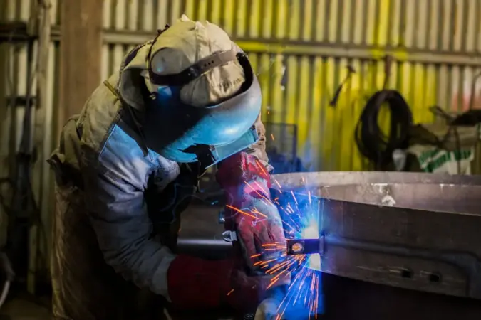 Sueldo de 35.000 y solo seis meses de formación: Las 4 profesiones técnicas más demandadas por la industria española este año 12 Merca2 Profesión de soldador