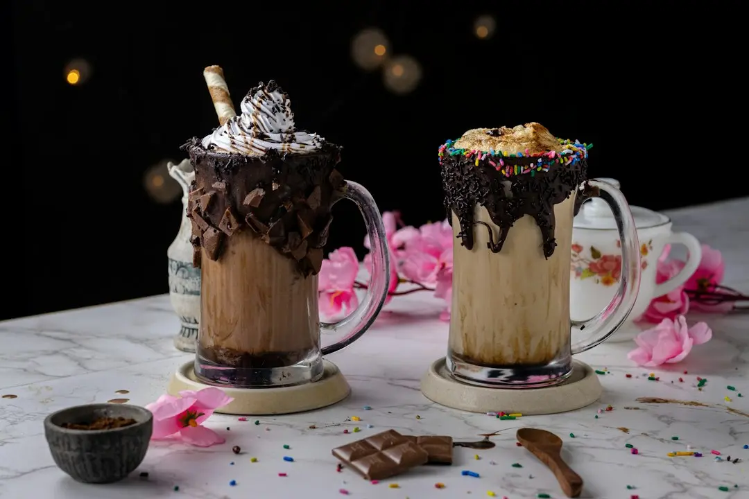 Consumo cambia las etiquetas de los supermercados: 5 productos que perderán la calificación de "saludables" en octubre 7 Merca2 chocolate cake on white ceramic plate