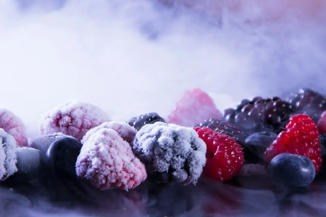 Peligro en el congelador: 5 alimentos cotidianos que congelas habitualmente y se vuelven tóxicos al descongelarse