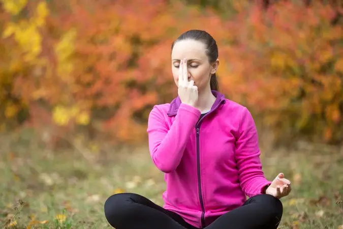 La regla de las 8 horas de desconexión digital para recuperar la energía en la rutina de otoño 11 Merca2 yoga al aire libre respiracion alternativa de la nariz Merca2