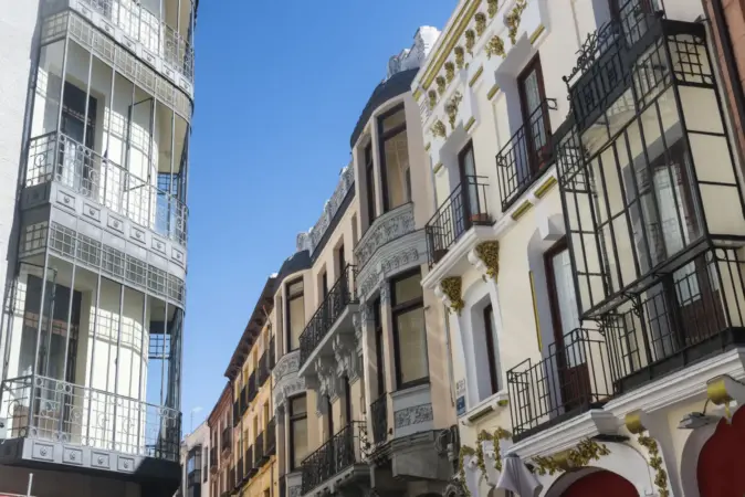 Nuevas leyes de vivienda: por qué las inmobiliarias necesitan formarse para no quedarse atrás 2 Merca2 1 Merca2