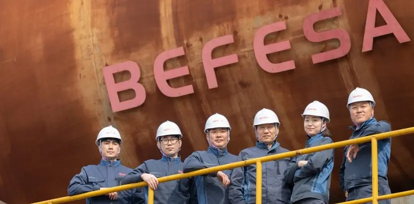 Befesa encara una nueva etapa: menos inversiones y más opciones de remunerar al accionista 1 Merca2 Imagen: Empleados de una planta de Befesa. Fuente: Befesa