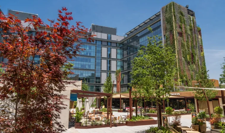Colonial cotiza con un descuento del 20% en sus oficinas y un potencial del 73% en Bolsa 2 Merca2 Imagen: La Plaza de Madnum. Madrid. Fuente: Colonial