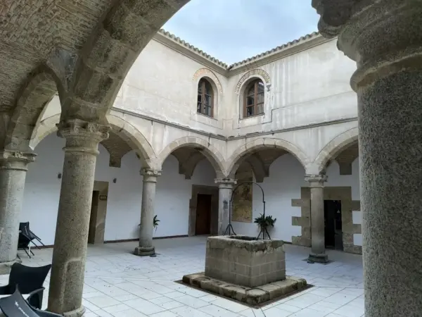 Nace en Extremadura el Premio Hernán Cortés para reforzar los vínculos entre España e Hispanoamérica 3 Merca2 Convento de la Luz. Claustro Merca2