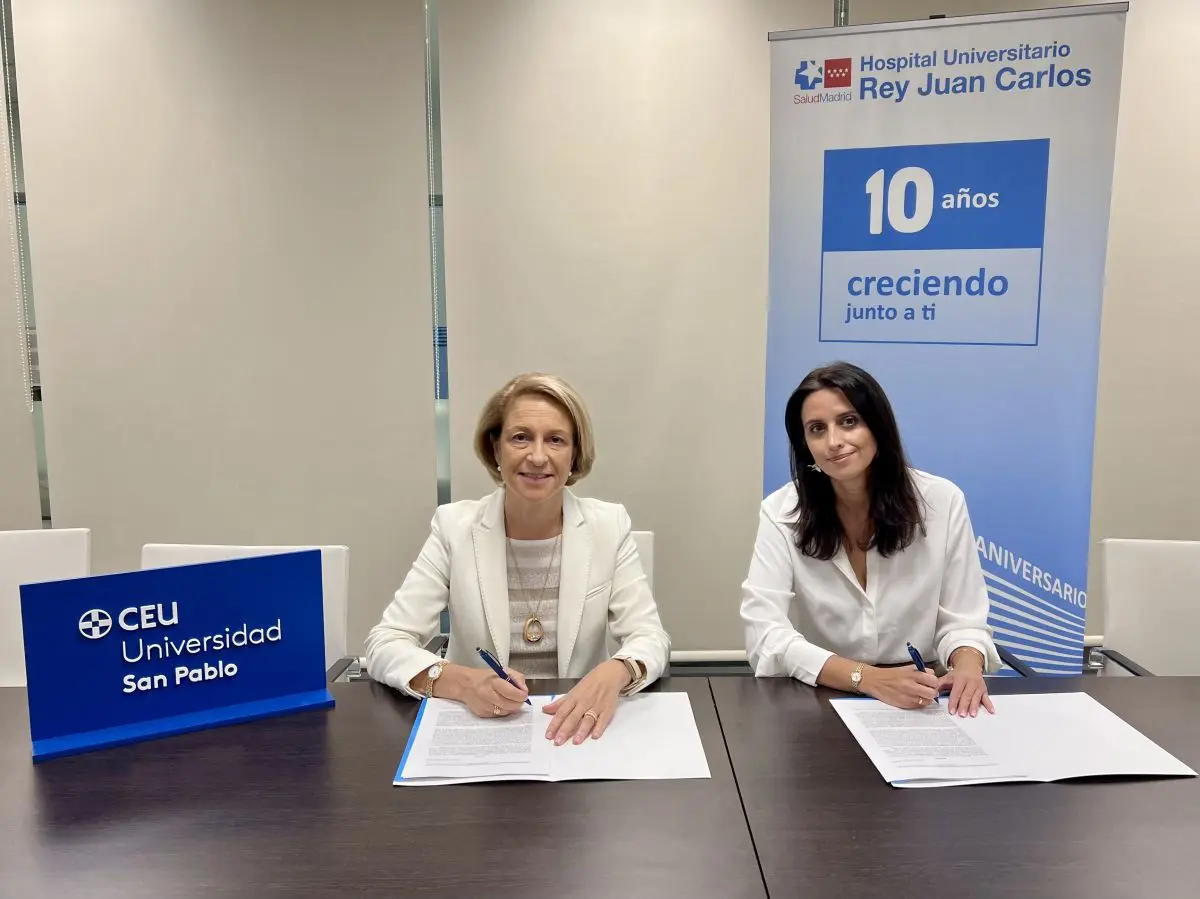 El Hospital Universitario Rey Juan Carlos y la Universidad CEU San Pablo Rosa Mª Visiedo y Marta del Olmo en el momento de la firma del convenio