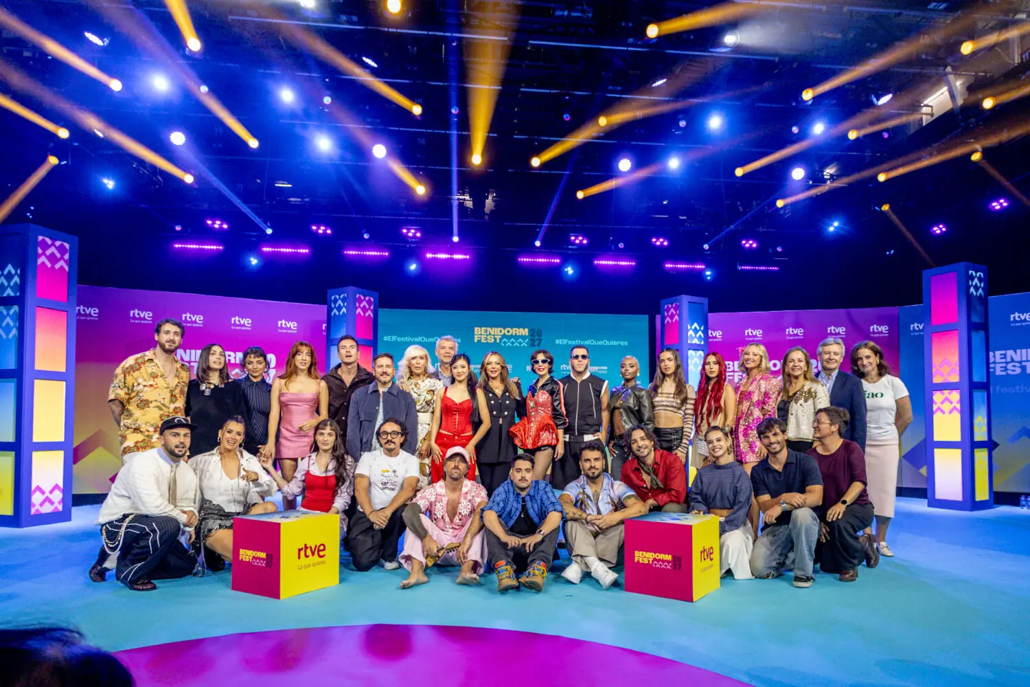 EuropaPress_7845453_foto_familia_presentacion_artistas_participaran_benidorm_fest_2027_14