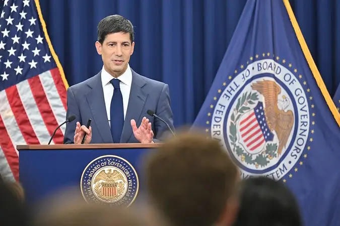 Las elecciones de EE.UU. no resolverán el agujero fiscal: el mercado se prepara para más déficit, gane quien gane 3 Merca2 Imagen: Fed. Chairman Warsh reads opening statement at the FOMC press conference on July 29, 2026. Agencias