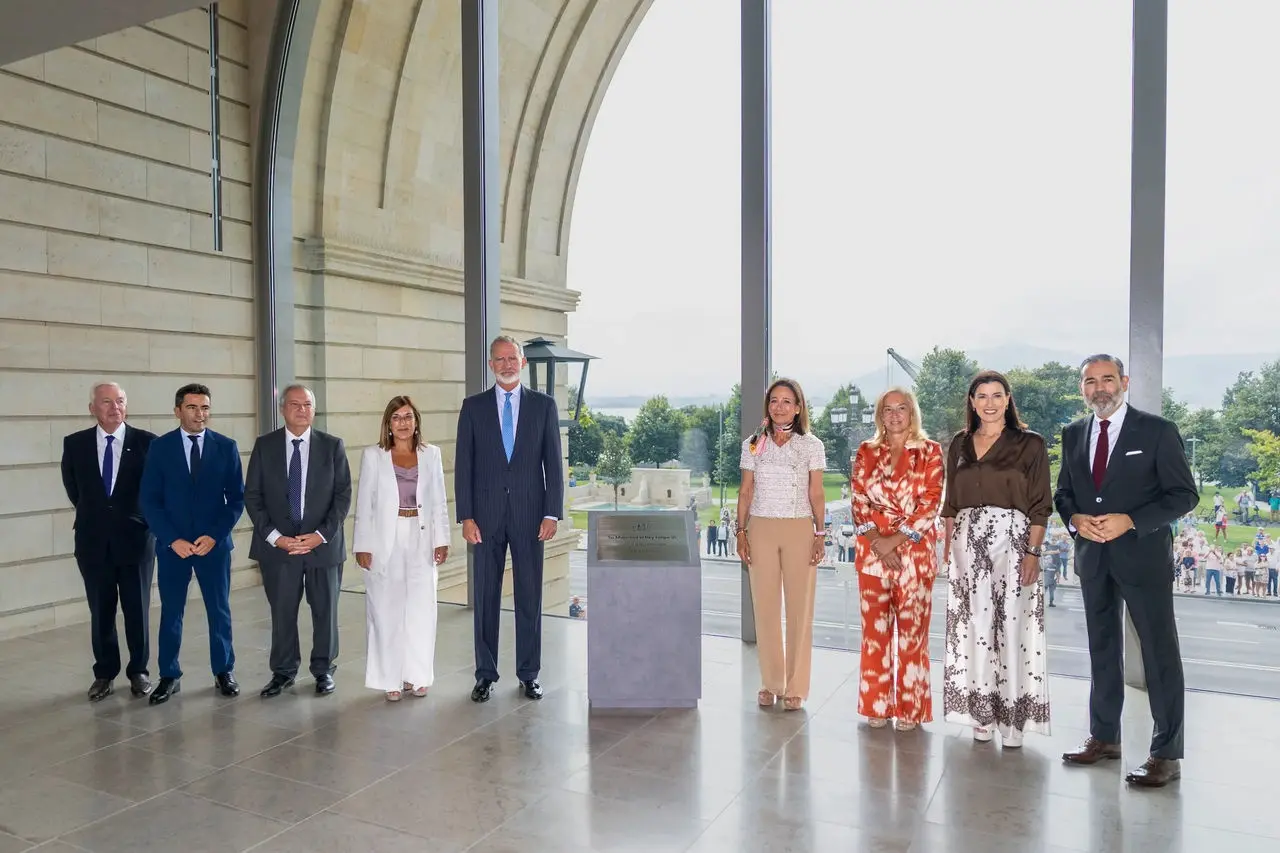 Faro Santander refuerza el papel de la cultura como motor turístico y económico de Cantabria 2 Merca2 Inauguración oficial Faro Santander. Foto de familia