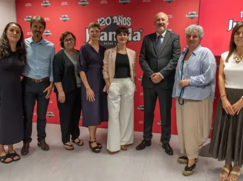 Juanola Representantes del Ayuntamiento de Sant Quirze del Vallès, del Col·legi de Farmacèutics de Barcelona y de Angelini Pharma celebran el 120 aniversario de Juanola.