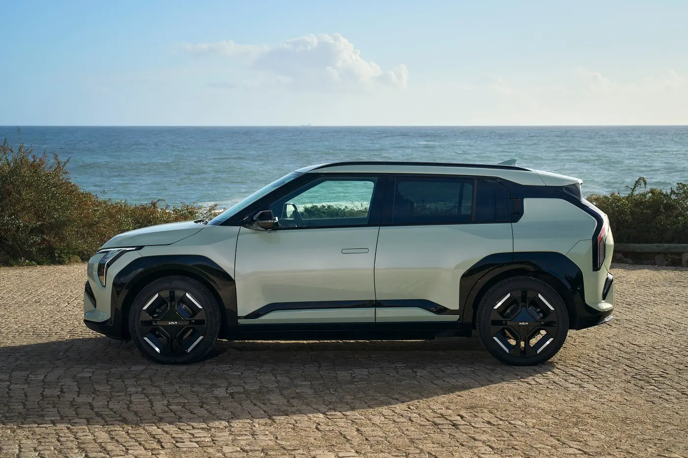 Kia EV3: el eléctrico que ya es el segundo más vendido de España y quiere ser el único coche de la casa 3 Merca2 KIA EV3, Lateral.