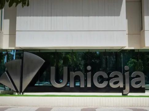 Logo Unicaja exterior oficina Logo Unicaja exterior oficina
